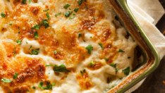 Запечени котлети с картофи и кашкавал