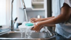 Как да почистите кухненската гъба?