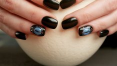 Елегантни идеи за маникюр в тъмни цветове (галерия)