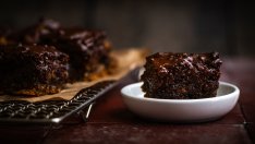 Кекс с черен шоколад, авокадо и глазура