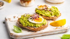 Разядка с яйца, авокадо и кисели краставички