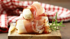 Рулца с прошуто, мед и орехи