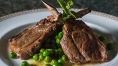 Агнешко с грах и лук