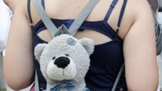 Със сутиен на улицата