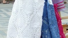 Отпускът започва с ярки плетени чанти