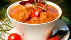 Телешки гулаш с чушки и чесън