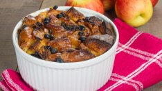 Козуначен пудинг с ябълки и ядки