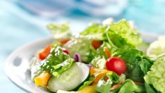 Зелена салата с кашкавал и маслини