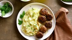 Картофено пюре със сирене и подправки