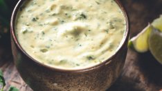 Дип с маслини и крема сирене