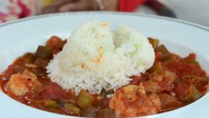 Гъмбо със скариди, кайма, бекон и бамя