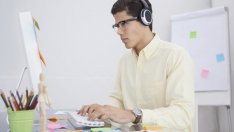 Каква музика е добре да слушаме по време на работа?