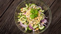 Тайландска салата с краставици и фъстъци 