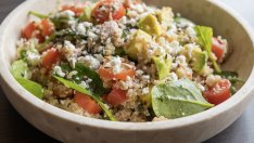 Енергийна салата с риба тон и киноа
