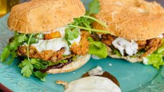 Бургери с лучено баджи и картофени рьощи