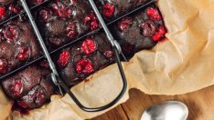 Постен какаов сладкиш със сладко от вишни