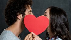 Как се целуват различните зодии?