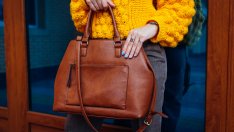 Чантите на есен 2025 – шик в кафяво и змийски принт