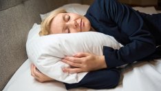 Изпитани трикове, които подобряват съня след 40