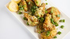 Пилешки крилца с пармезан и чесън