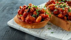 Бобена салата с лютеница и кисели краставички