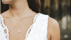 Как да изгладите бръчките по врата и шията? 