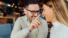 Знаци, че ви харесва, но не е влюбен