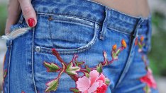 Дънки с флорална бродерия