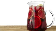 Сангрия с червено вино, плодове и канела