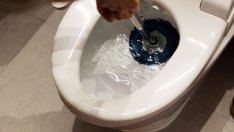 4 хитри трика за отпушване на тоалетната 