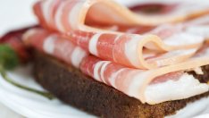 Филийки с панчета и сирене пекорино