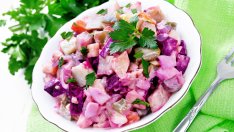 Яйчена салата с цвекло и краставички