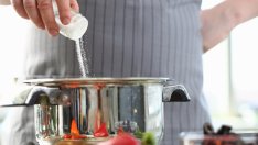 Възможни причини да ви се дояждат солени храни 