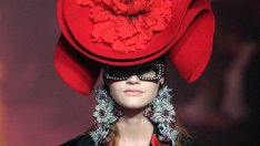 Панделки, бродерии и ефирни материи в колекцията на Gucci за пролетта на 2017