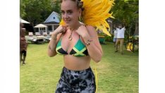 Адел показа завидна форма в карнавален костюм