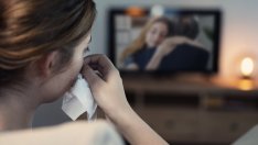 Защо плачем на сериали и защо това всъщност ни помага