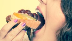 Защо жените жадуват за десерти следобед?