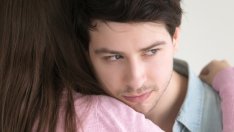 Как езикът на тялото издава, че той ви изневерява