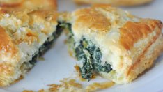 Мини гръцки бюрек със спанак и сирене 