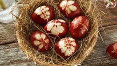 Боядисване на великденски яйца с лучени люспи и цветчета