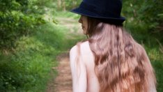 Да предпазим косата от смачкване при носене на шапка