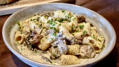 Паста с наденица и горгонзола