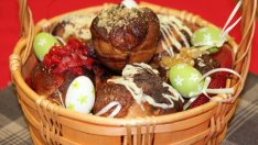 Козуначени мъфини с шоколад, ядки и ягоди