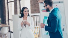 Как да накарате един мъж да ви забележи