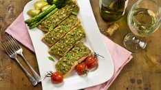 Печена сьомга с песто 