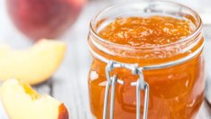 Леко желирано сладко от праскови 