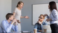 Знаци, че колегите ви завиждат