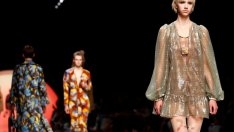 Лъскави материи и флорални мотиви от Emporio Armani за пролет/лято 2020