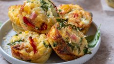 Яйчени мъфини с бекон, моцарела и спанак