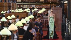 Valentino за пролет/лято 2027: Дантела, сатен и ярки цветове между книгите (+Снимки)